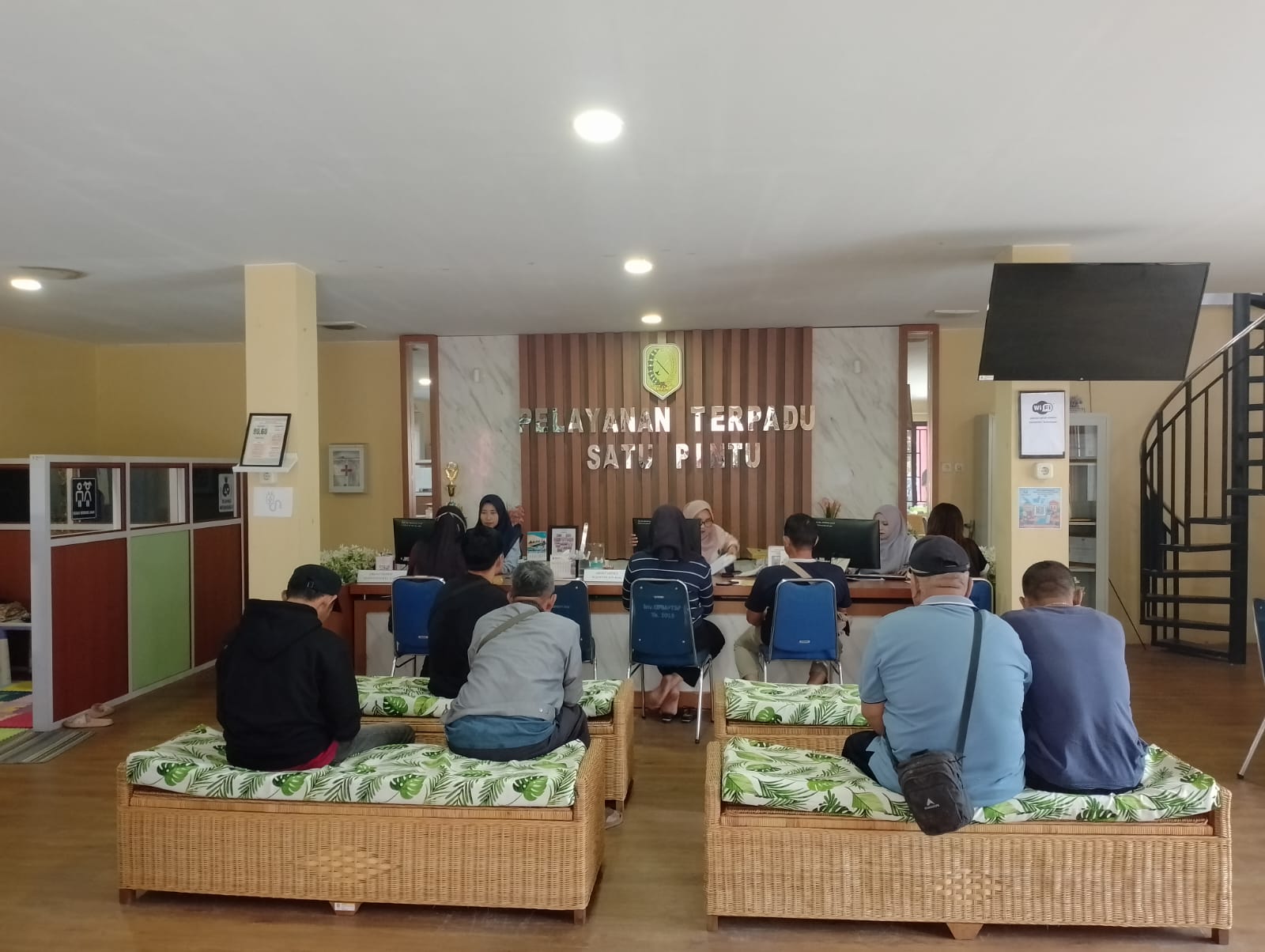 Pelayanan Perizinan dan Nonperizinan DPMPTSP Kab. Sambas di Gedung Safar